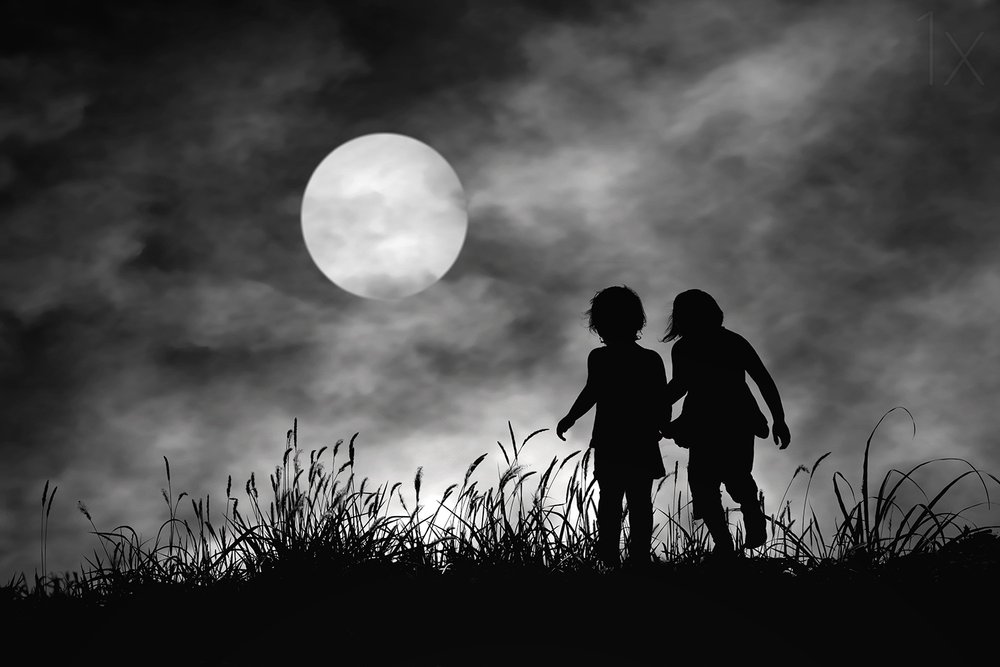 Silhuetas ao luar a caminhar de Hengki Lee