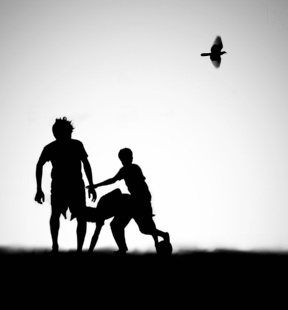 Silhuetas Lúdicas no Céu de Hengki Lee