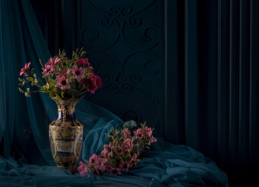 Flores num elegante vaso dourado de Homeira moazami