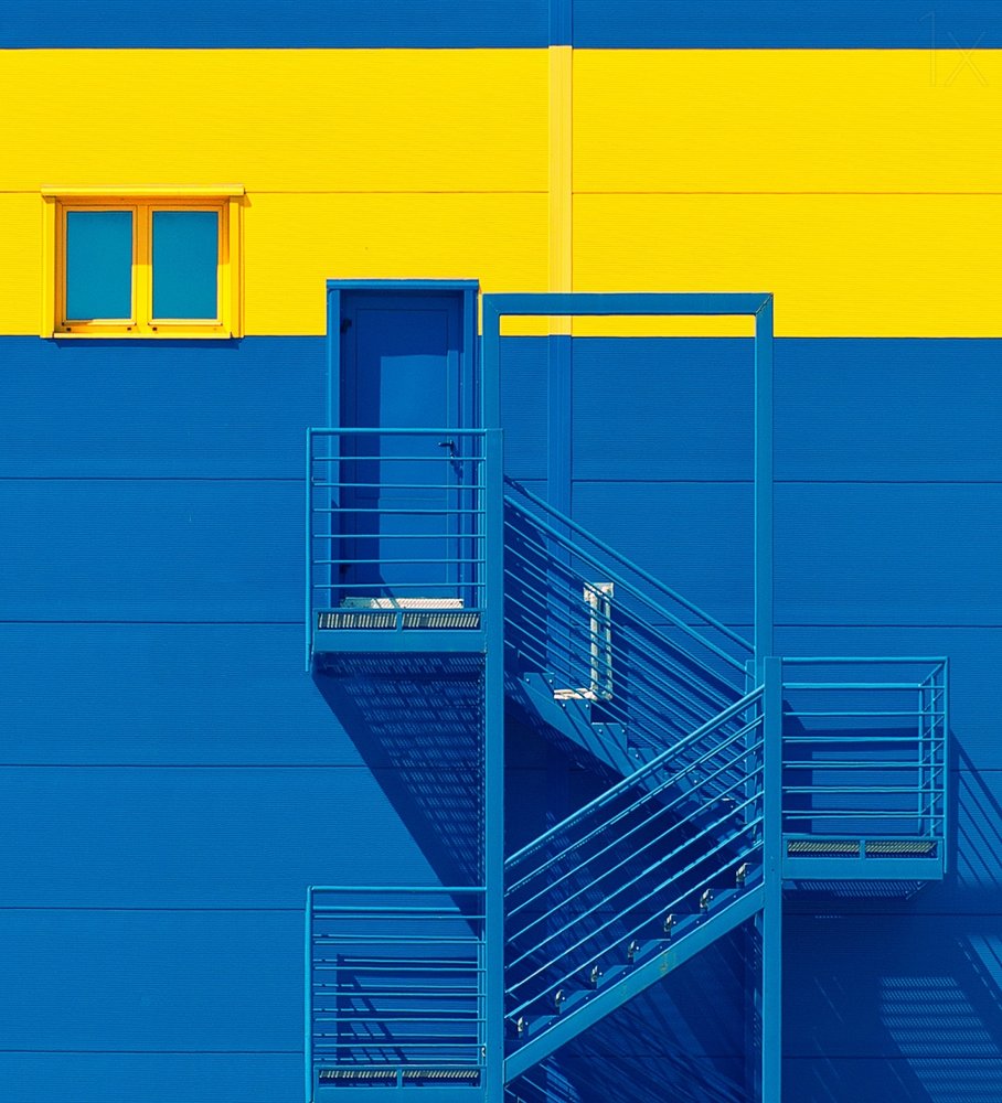 Fachada em azul, amarelo e negrito de Igor Bakotic