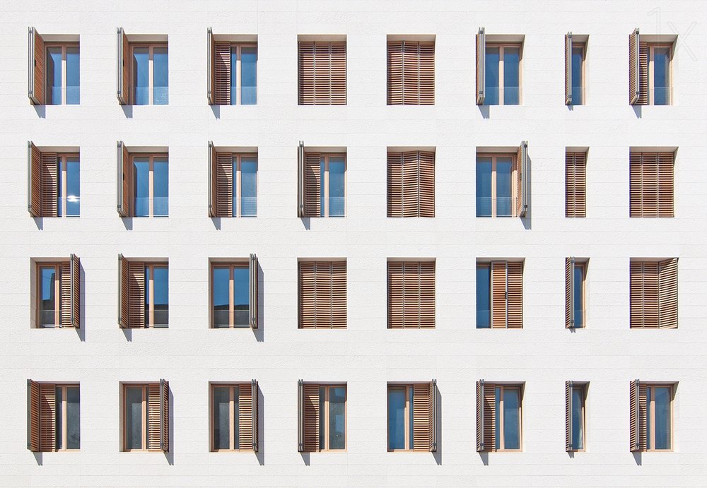 Fachada com janelas geométricas de Igor Bakotic