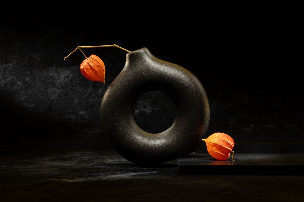 Elegante natureza-morta escura de Igor Kopcev