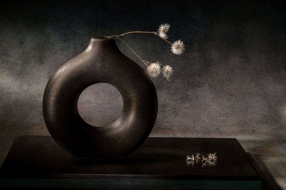 Elegante vaso escuro de Igor Kopcev