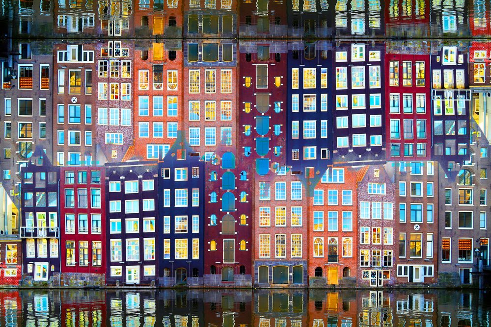 Casas junto ao canal iluminadas de Igor Shrayer