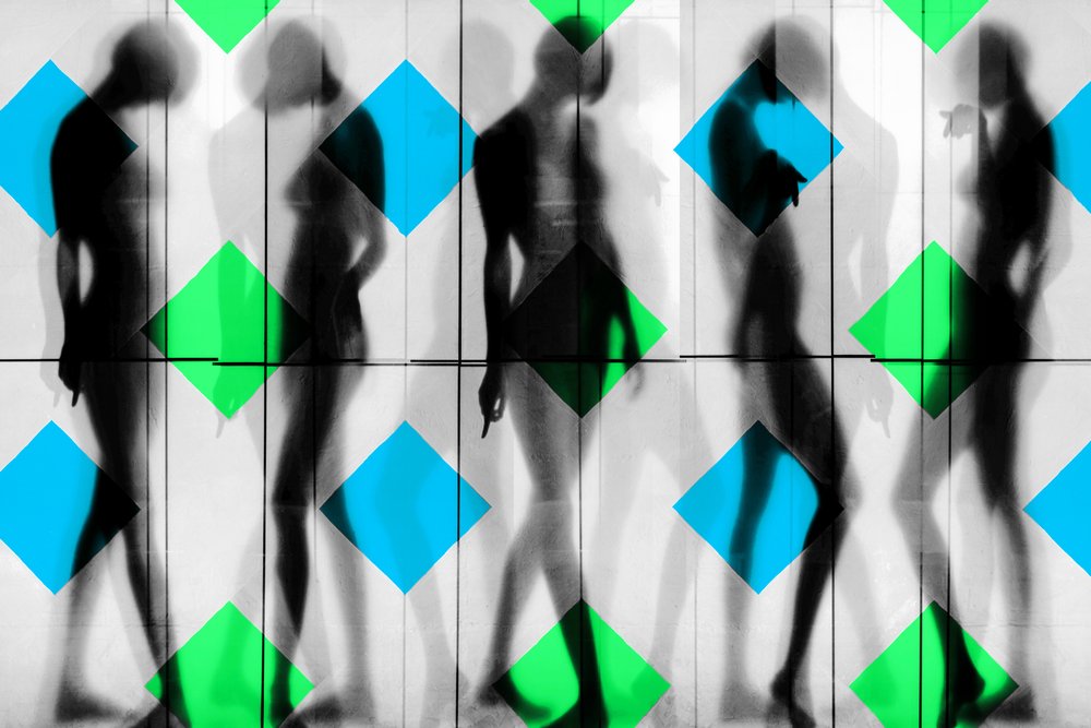 Silhuetas em movimento com diamantes de Igor Shrayer