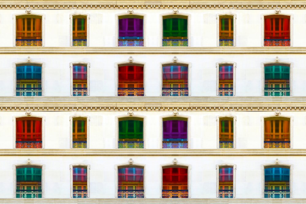 Fachada com janelas coloridas de Igor Shrayer
