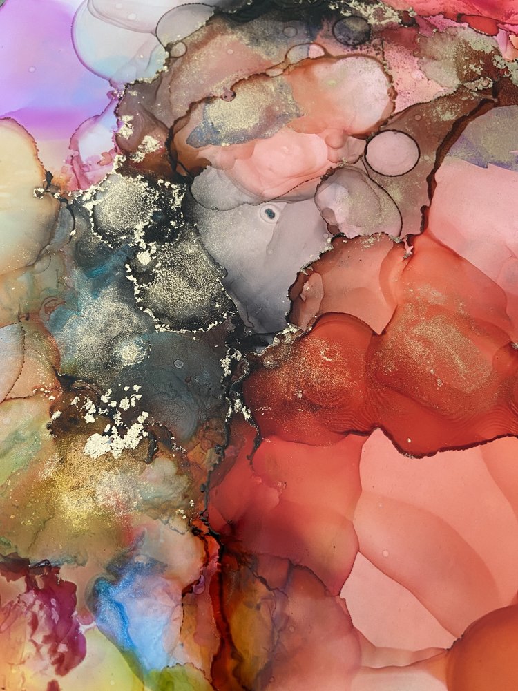 Abstrato em Ouro Fluido Vibrante de Irene Chua