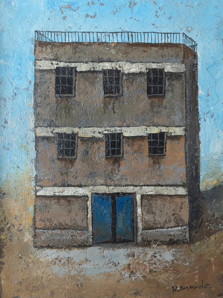 Edifício rústico com porta azul de James Kamande