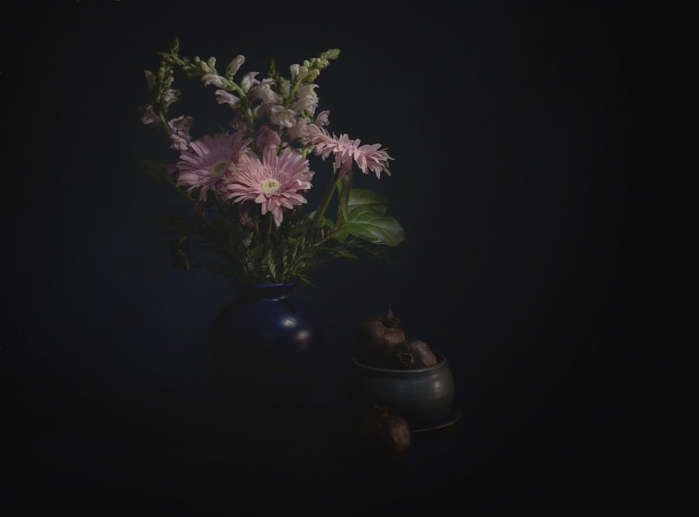 Natureza morta floral sombria de John-Mei Zhong
