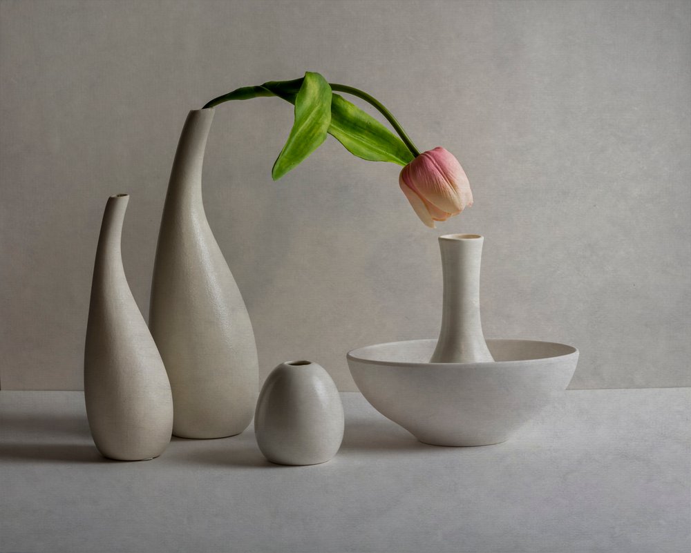 Vasos de tulipas em rosa suave de John-Mei Zhong