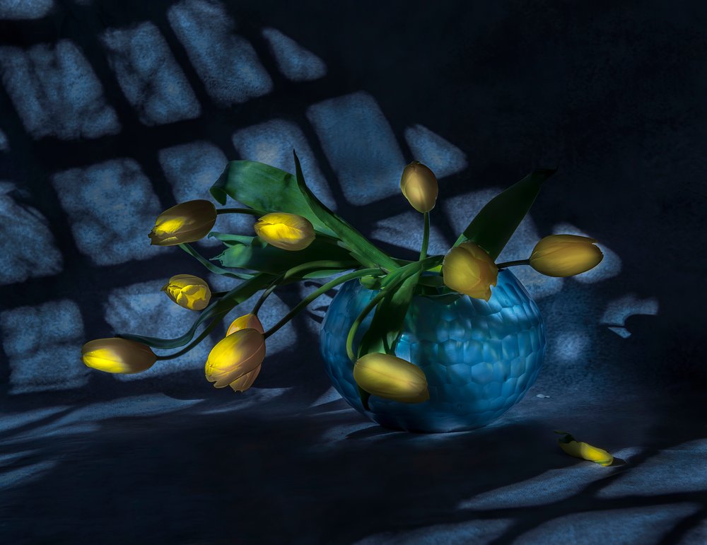 Tulipas Luminosas em Vaso Azul de Judy Tseng