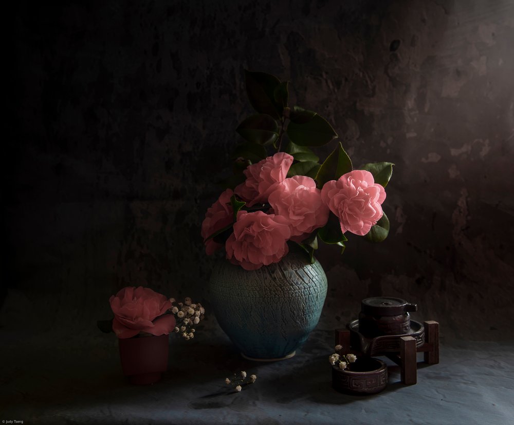 Arranjo de camélias «Moody» de Judy Tseng