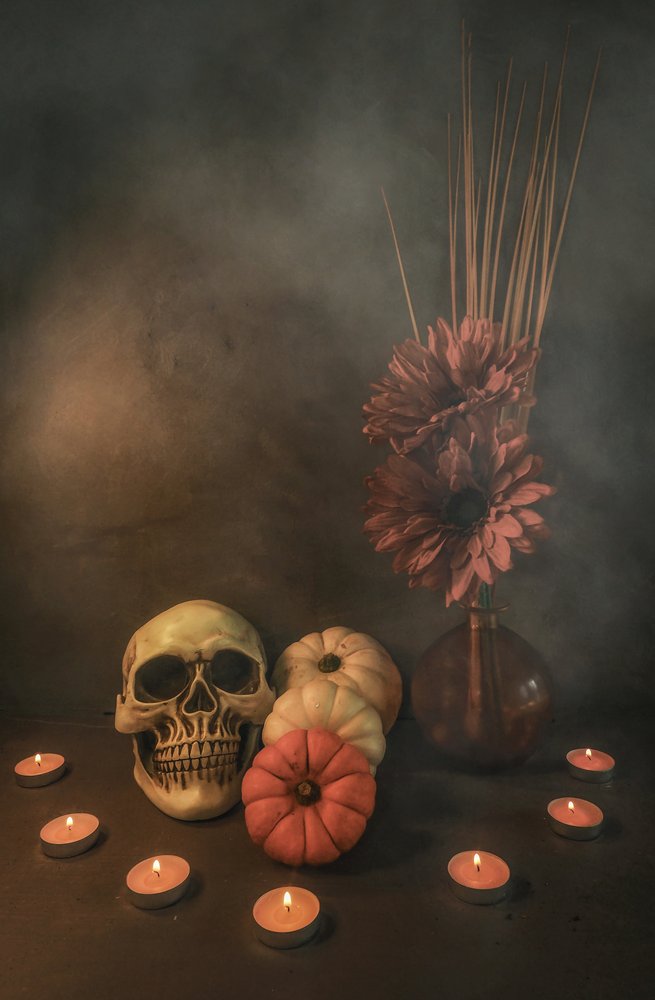 Crânio de outono à luz das velas de Karen Smalley