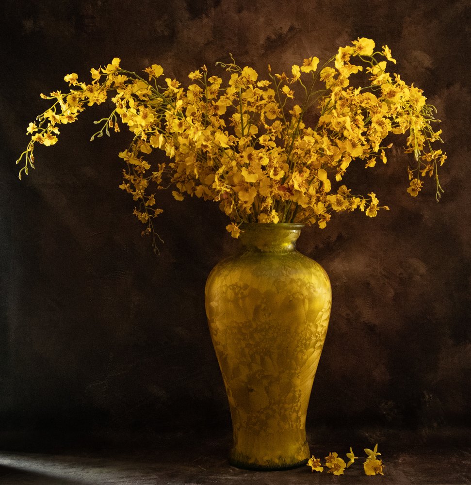 Flores douradas num vaso de LM Meng
