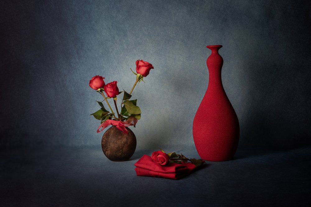Natureza morta elegante com rosas vermelhas de Leah Xu