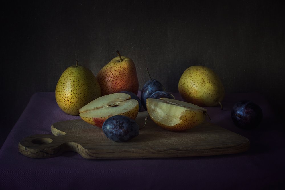 Natureza morta com frutos escuros de Lenka