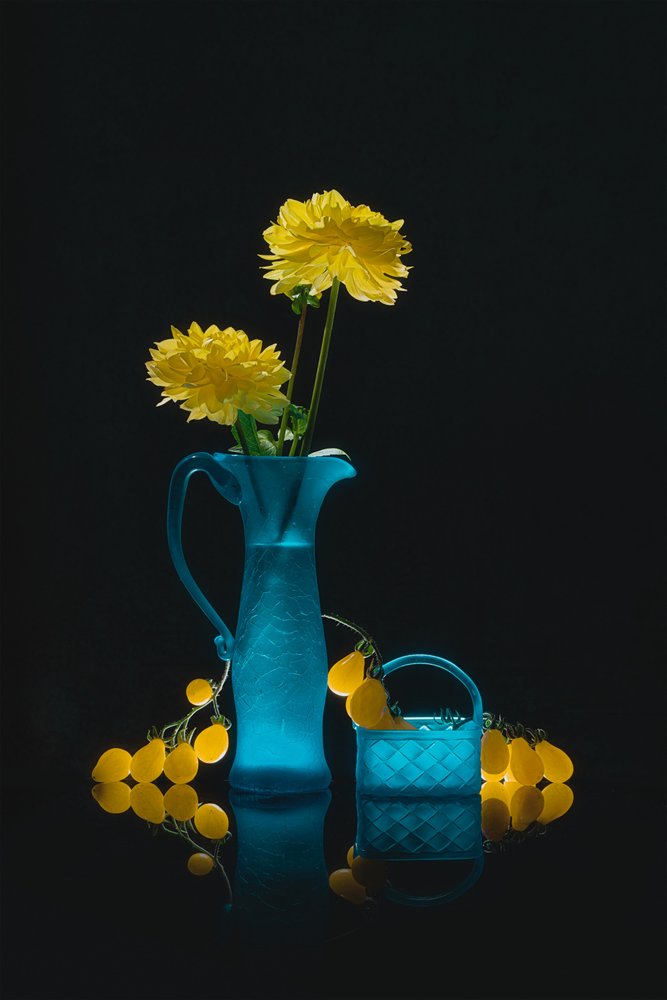 Vidro azul, flores amarelas de Lydia Jacobs