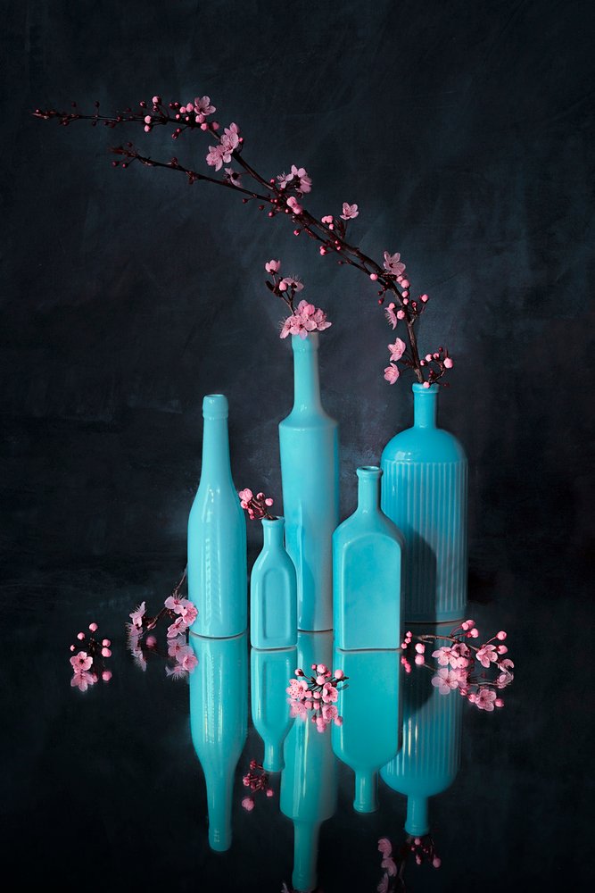 Vasos azuis, flores cor-de-rosa de Lydia Jacobs