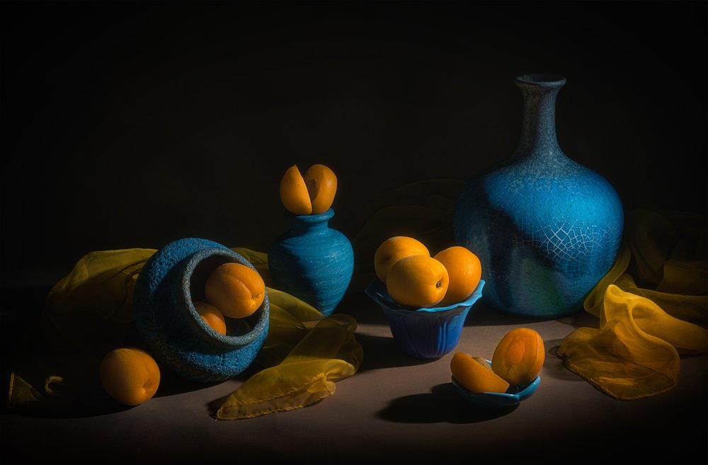 Natureza morta em azul e dourado de Lydia Jacobs
