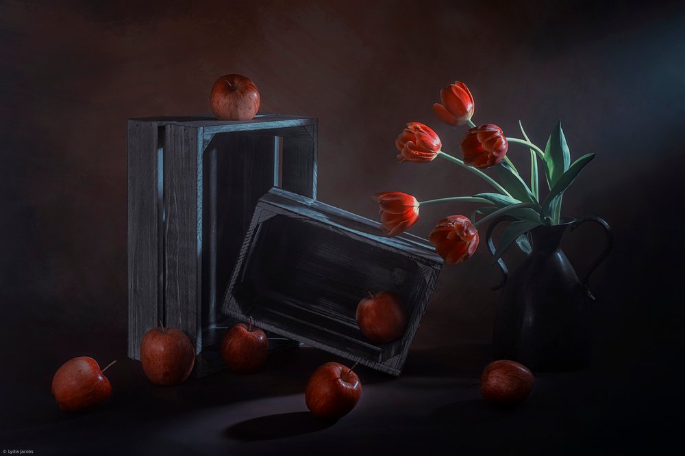 Natureza morta com flores, frutos e tons escuros de Lydia Jacobs