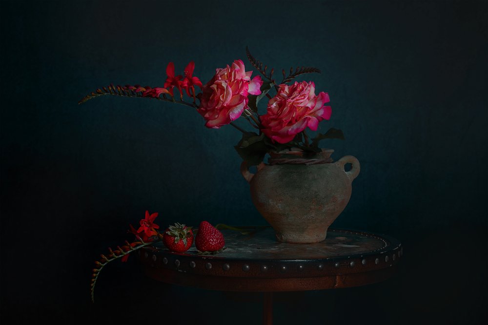 Natureza morta floral sombria de Lydia Jacobs