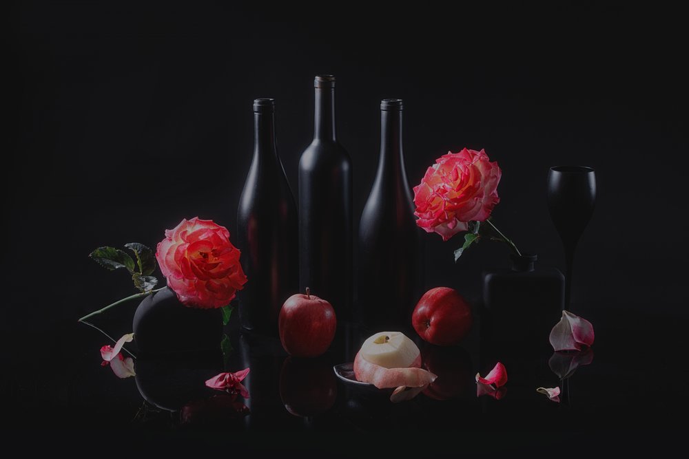 Natureza morta elegante em tons escuros de Lydia Jacobs