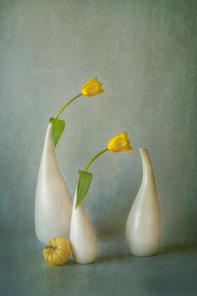 Natureza morta com elegantes tulipas amarelas de Lydia Jacobs
