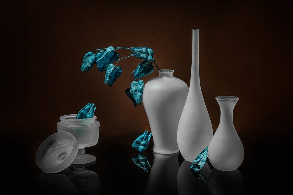 Vasos Foscos com Folhas Azuis de Lydia Jacobs