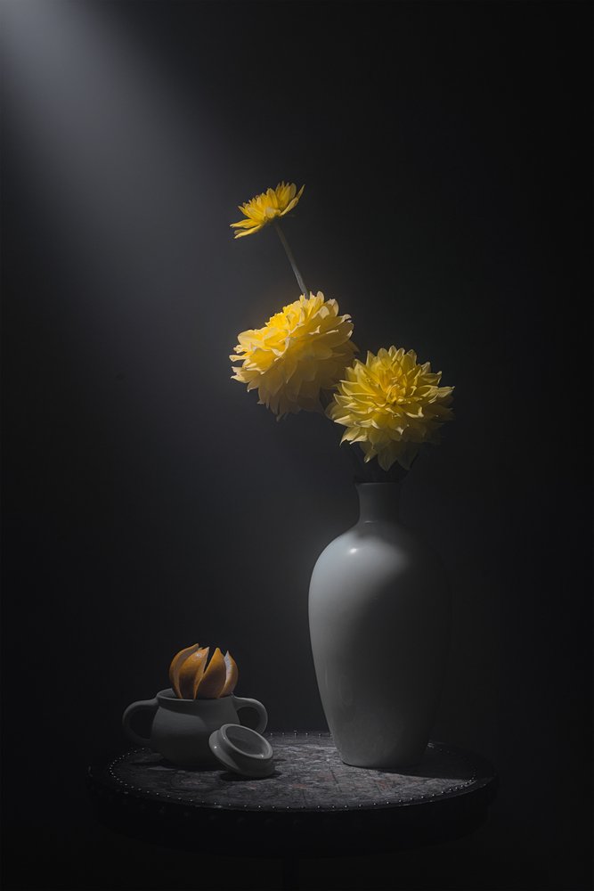 Natureza morta com flores douradas de Lydia Jacobs