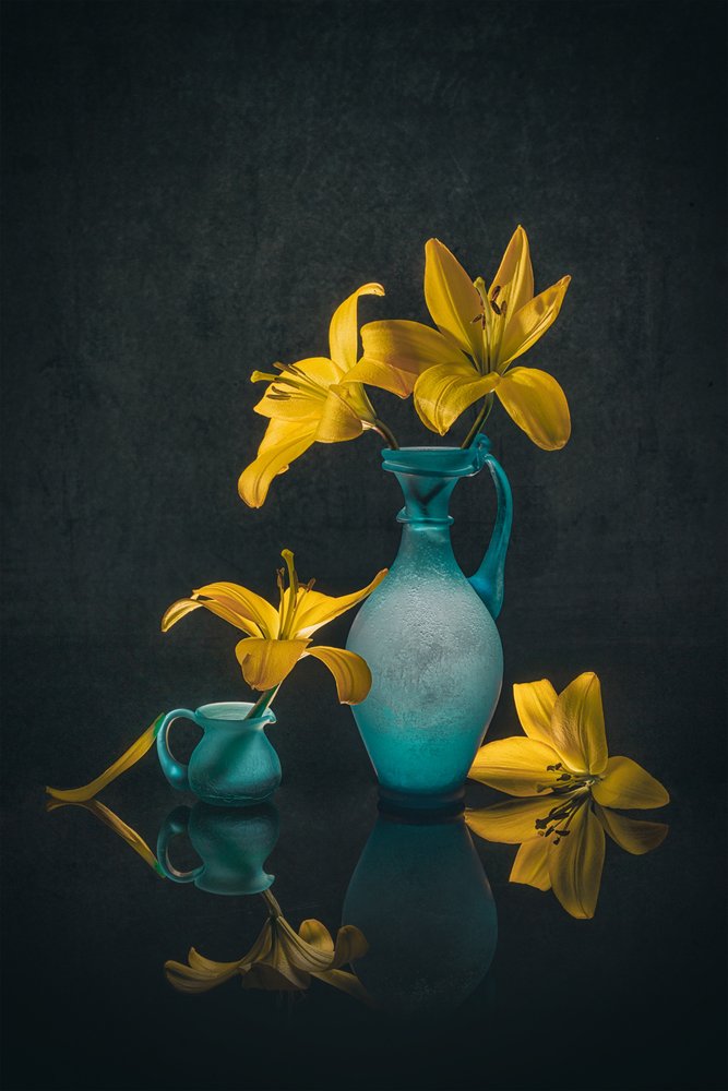 Lírios Dourados em Vasos Azul-petróleo de Lydia Jacobs