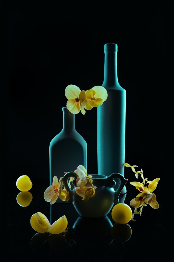 Garrafas azul-petróleo da Golden Orchids de Lydia Jacobs
