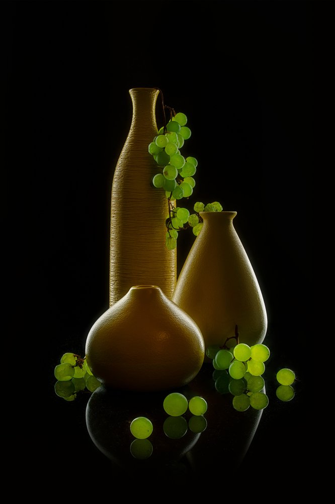 Vasos dourados e uvas verdes de Lydia Jacobs