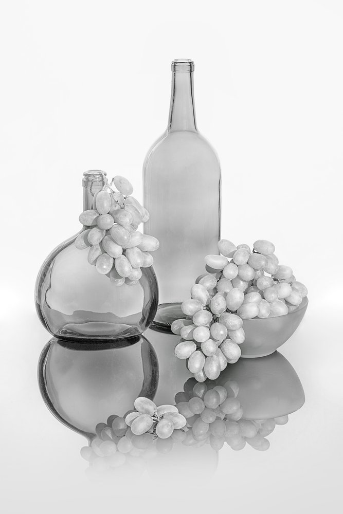 Garrafas de vidro com uvas monocromáticas de Lydia Jacobs