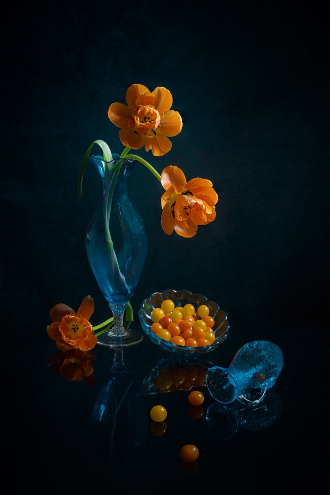 Lâmpada de vidro azul com flores de laranjeira de Lydia Jacobs