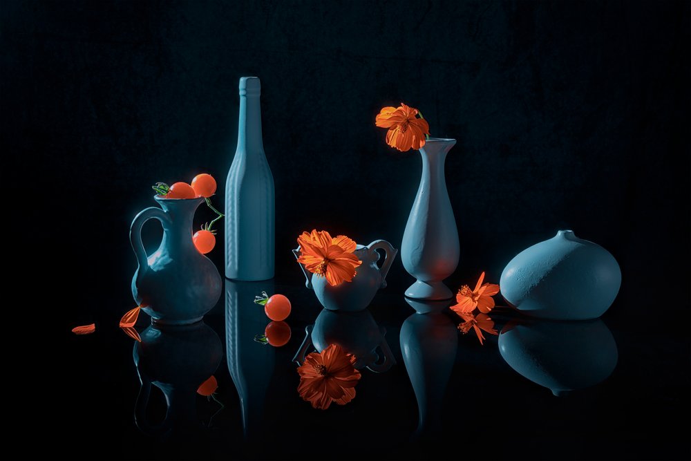 Flores de laranjeira em vasos azuis de Lydia Jacobs