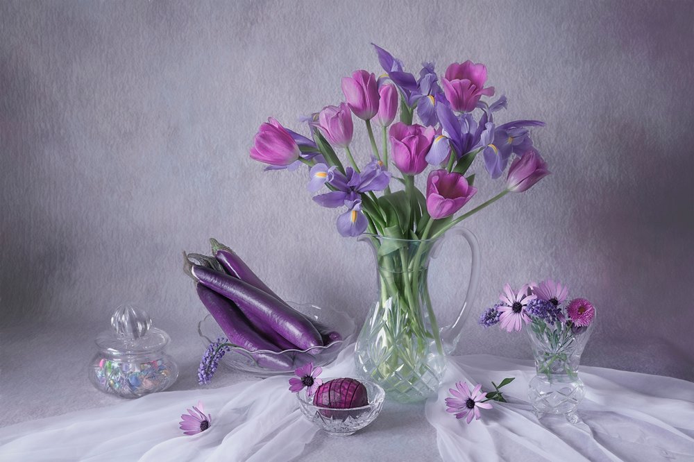Natureza morta floral roxa de Lydia Jacobs