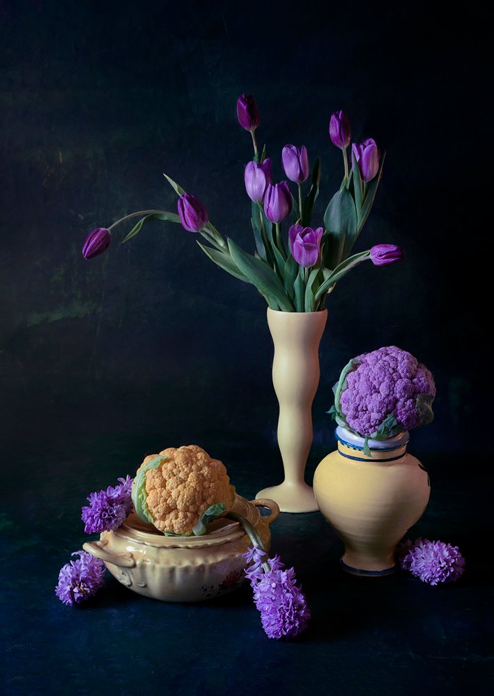 Tulipas roxas e couve-flor de Lydia Jacobs