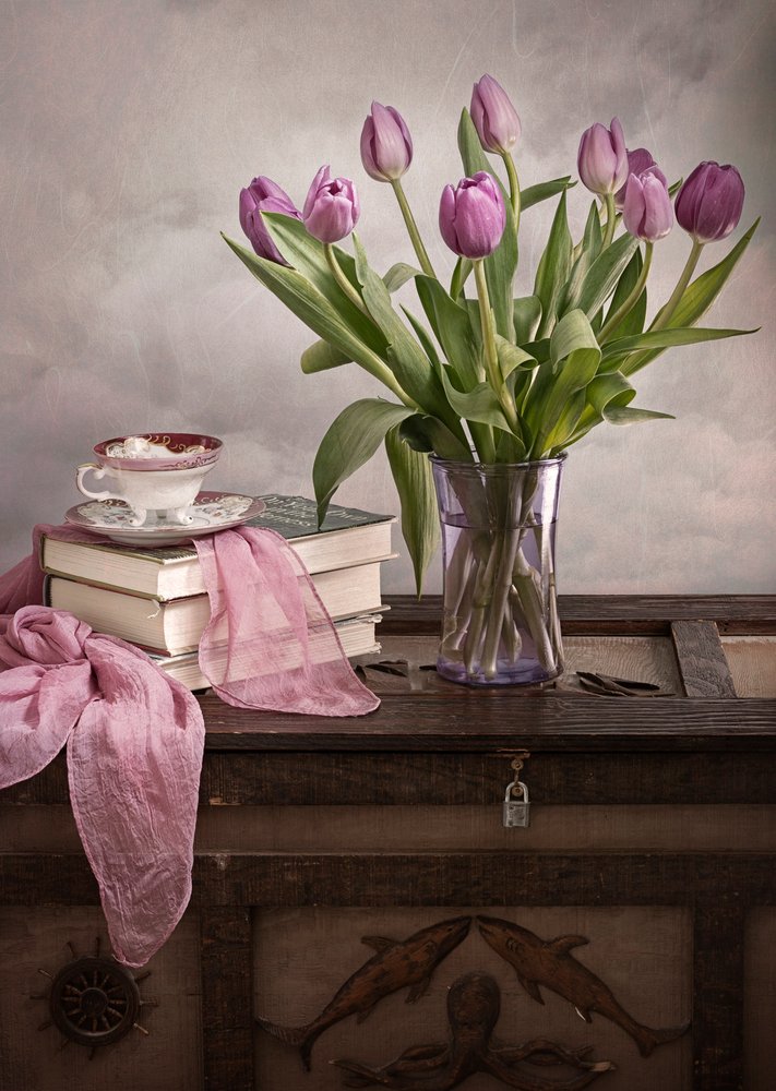 Tulipas roxas e livros antigos de Lydia Jacobs