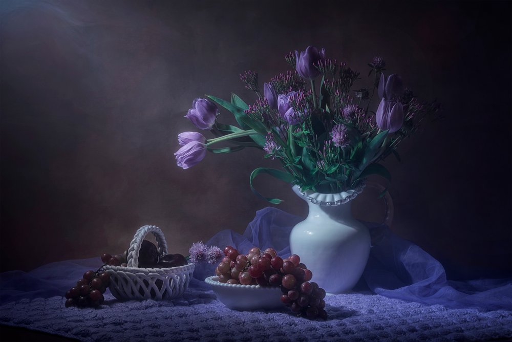 Natureza morta com tulipas roxas de Lydia Jacobs