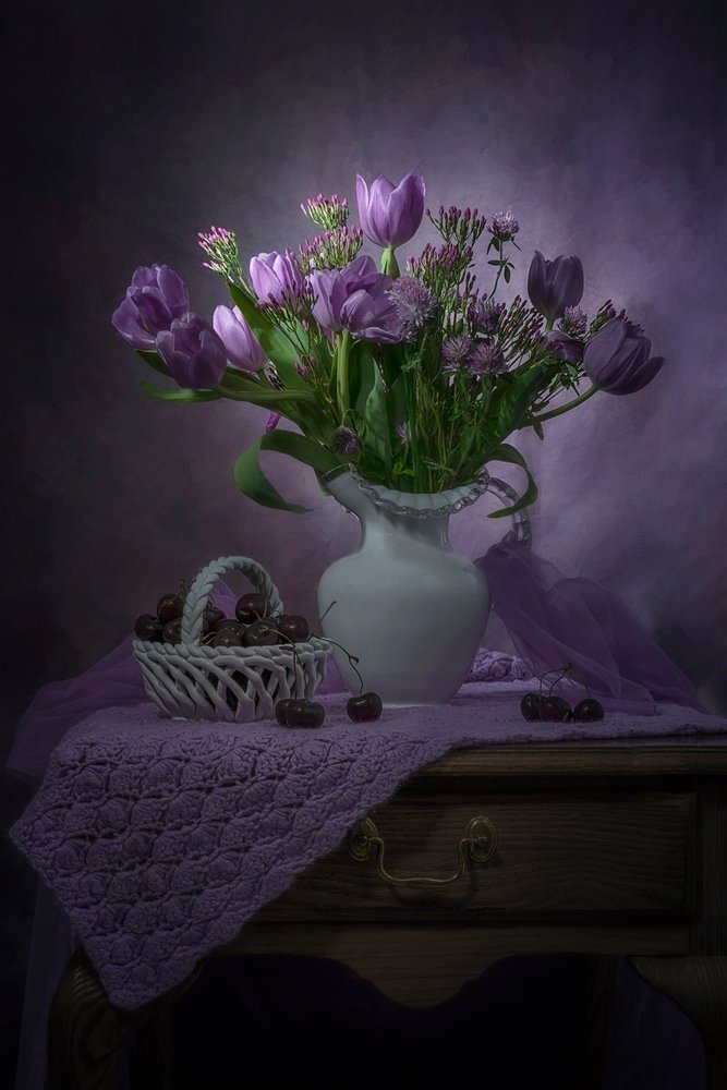 Tulipas roxas e cerejas de Lydia Jacobs
