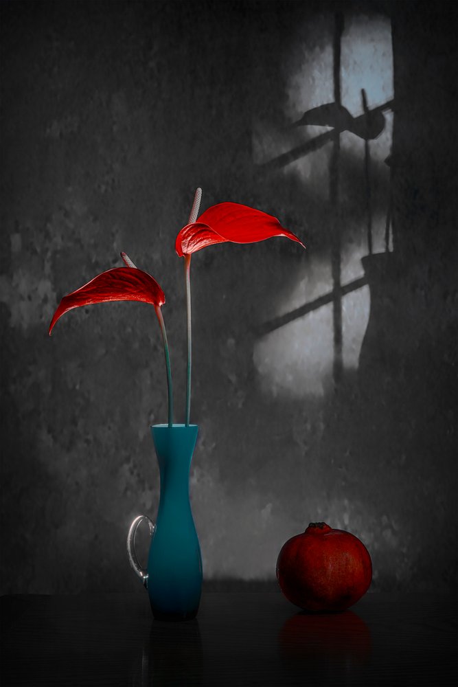 Anthuriums Vermelhos em Vaso Azul de Lydia Jacobs