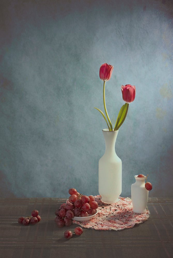 Tulipas vermelhas e uvas de Lydia Jacobs