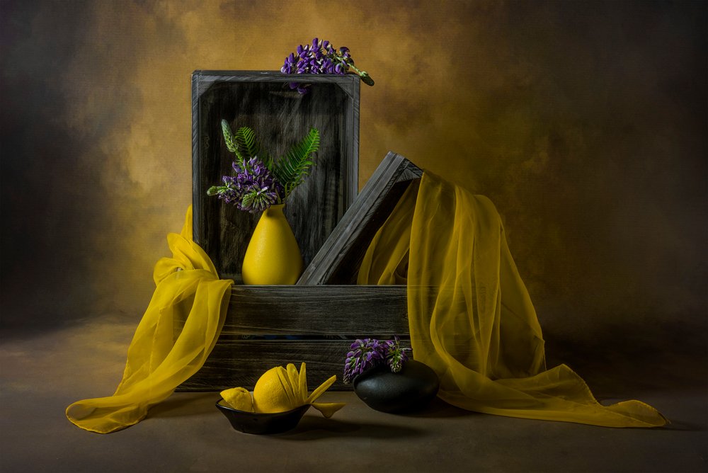 Natureza morta rústica com flores amarelas de Lydia Jacobs