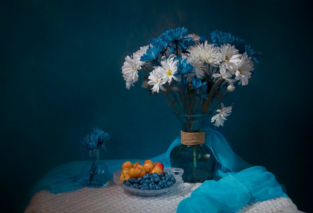Taça de fruta com padrão floral em azul-petróleo de Lydia Jacobs