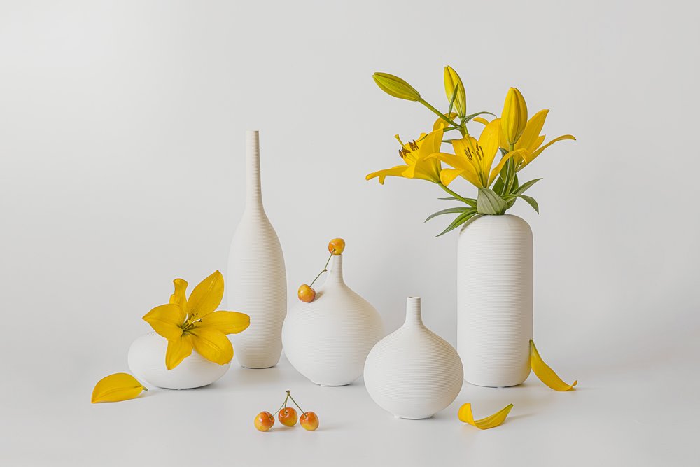 Vasos brancos com lírios amarelos de Lydia Jacobs
