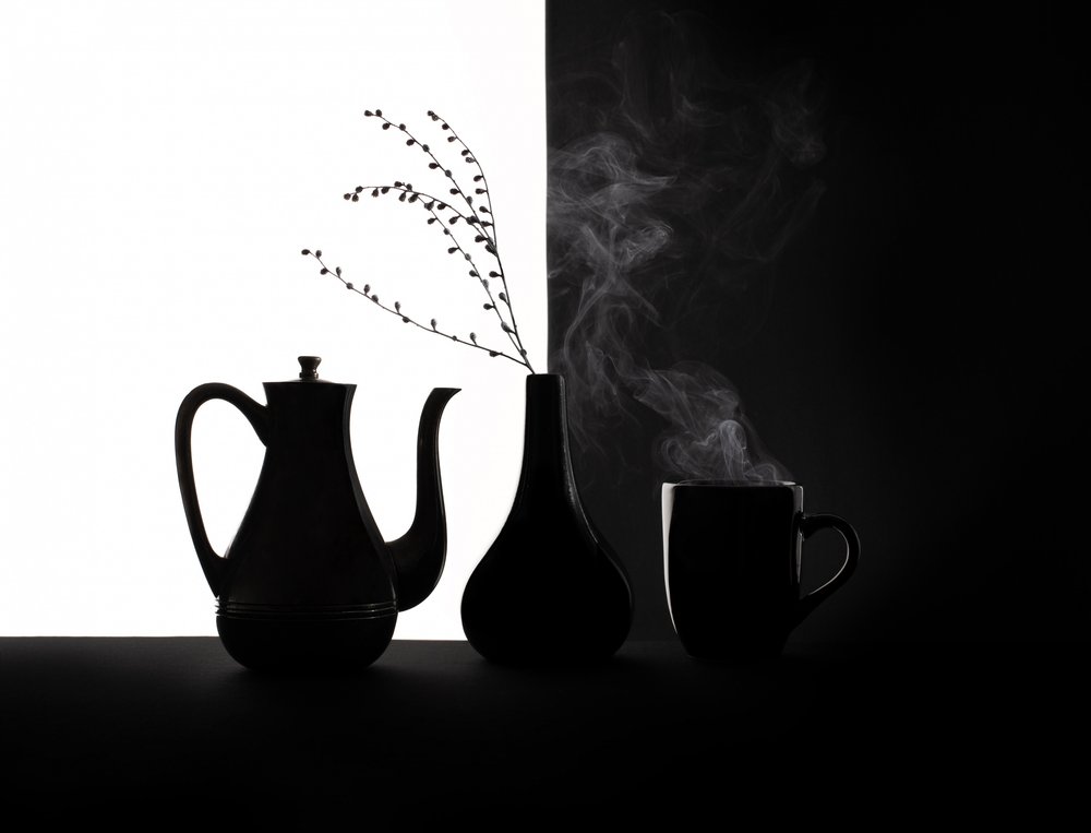 Natureza morta com café preto e branco de Margareth Perfoncio