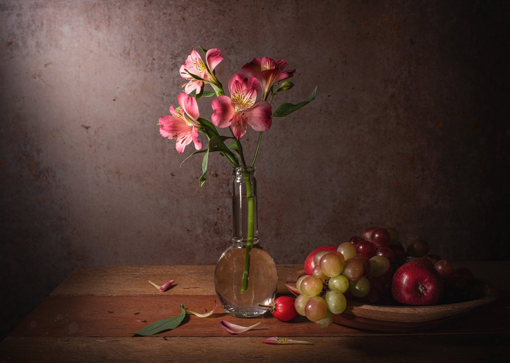 Natureza morta dramática com flores e frutos de Margareth Perfoncio