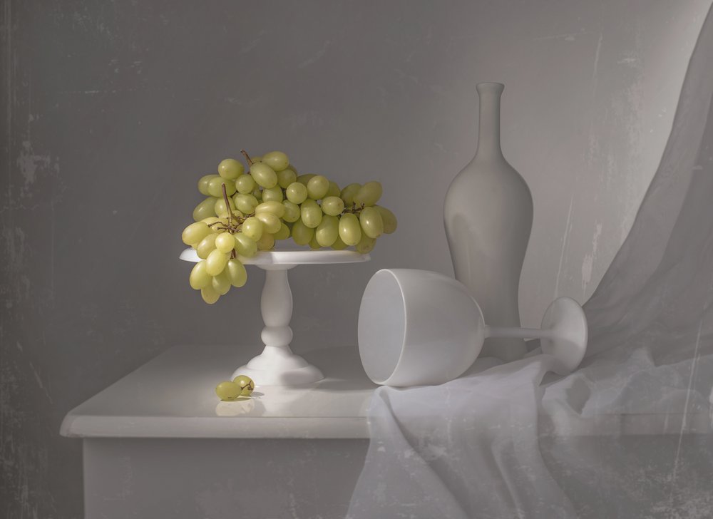 Natureza morta elegante com uvas brancas de Margareth Perfoncio