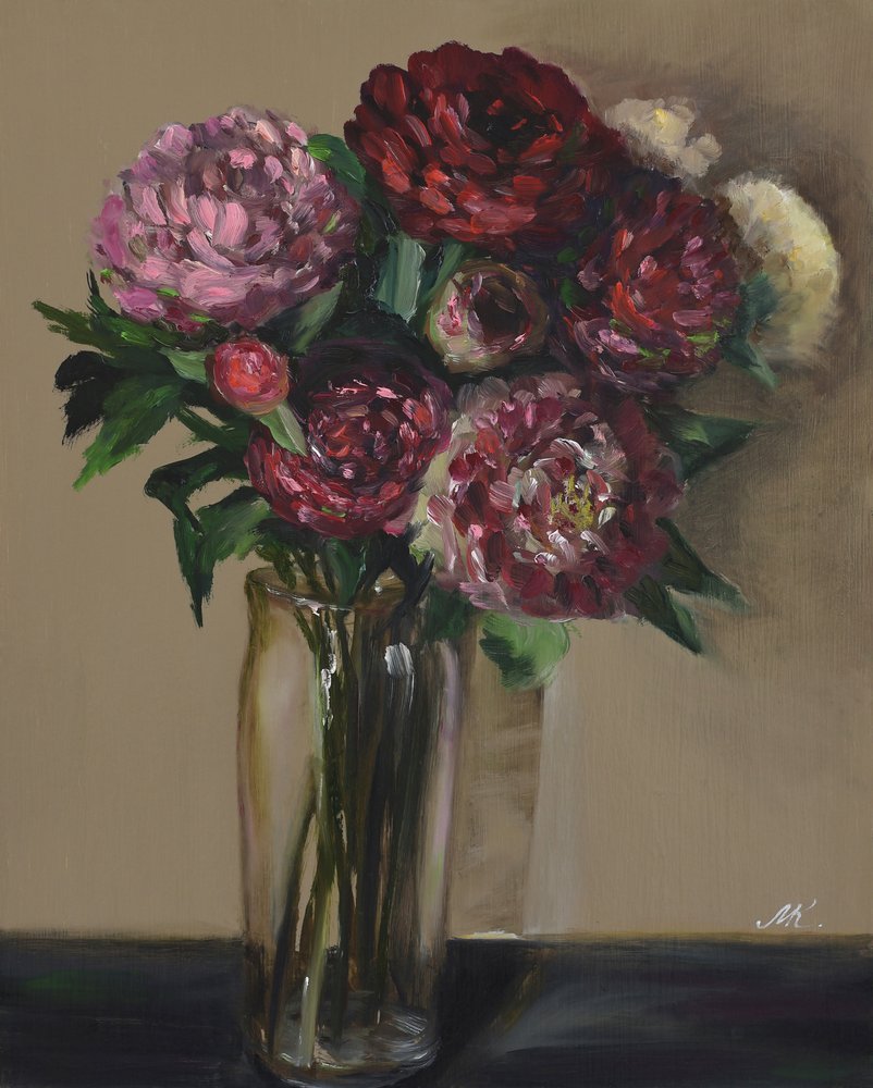 Peónias vermelho-escuras em vaso de vidro - Pintura floral a óleo de ambiente melancólico de Marina Kozyr