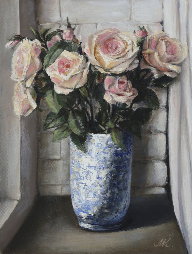 Rosas cor-de-rosa no peitoril da janela - Pintura de vaso de cerâmica azul de Marina Kozyr